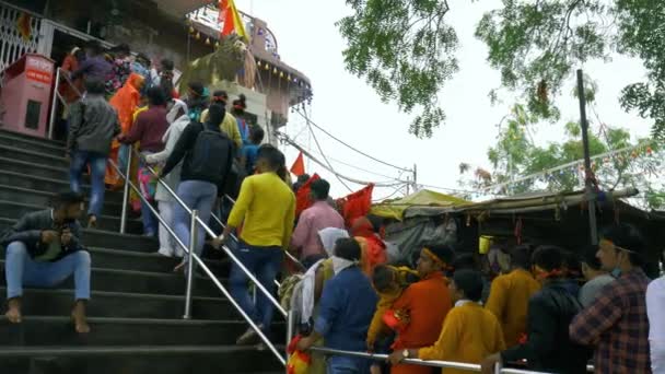 2020年12月12日インド マディヤ プラデシュ州マイヤール地区 インドの宗教者がヒンドゥ教寺院の階段で聖画を鑑賞 — ストック動画