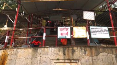 Maihar Bölgesi, Madhya Pradesh, INDIA - 12 Aralık 2020: Asyalı Hindu halkı tepe istasyonundaki dini tapınağın etrafında toplandı.