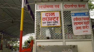 Maihar Bölgesi, Madhya Pradesh, INDIA - 12 Aralık 2020: Hint Hindu tapınağı bağış tezgahı doğal arka plan çevresindeki sinematik görünüm.