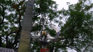 Lord Shiva mızrağı yeşil ağaçta sunuluyor. Doğal çevre..