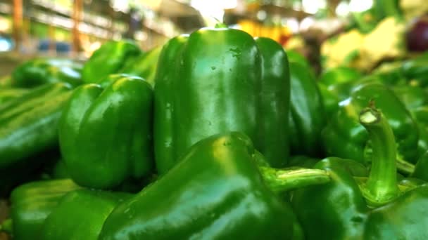 Φρέσκο Πράσινο Capsicum Που Παρουσιάζεται Στην Αγορά Λαχανικών Ξύλινα Χαλιά — Αρχείο Βίντεο