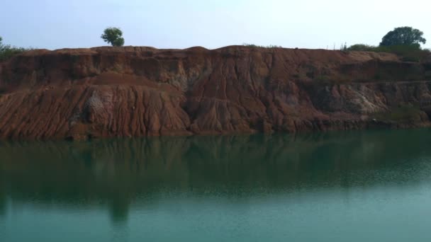 Erstaunliche Wassersee Präsentiert Auf Farblicht Auf Natürliche Umgebung — Stockvideo