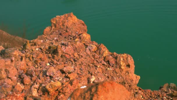 美丽的湖水呈现在棕色岩石湖光上的自然环境 — 图库视频影像