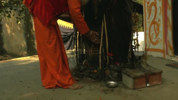 2012年1月5日 印度贾巴勒布尔区 一位印度印度教老人牧师在庙宇里手挽手朝拜神 — 图库视频影像