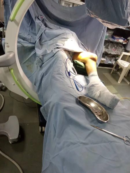 Пластырь После Лечения Ног Человека Больничной Койке — стоковое фото