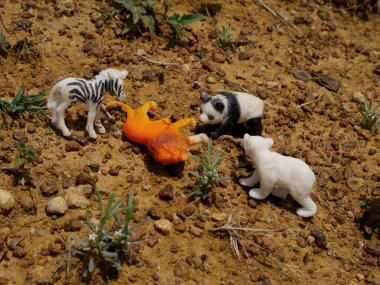 Orman arka planında Aslan 'a saldıran Çoklu Oyuncak Hayvanı, Diğer imaj kavramları tarafından avlanan Aslan