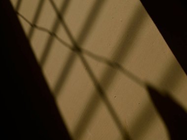 Duvarın sunum çekiminde çatı ışığı yansıması