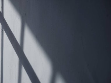 Pencere camının yansıması arasındaki duvardaki güneş ışığı