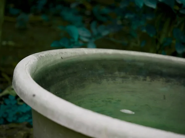 Wasserwanne Auf Verschwommenem Hintergrund Präsentiert Alter Wasserbehälter Aus Kunststoff Auf — Stockfoto