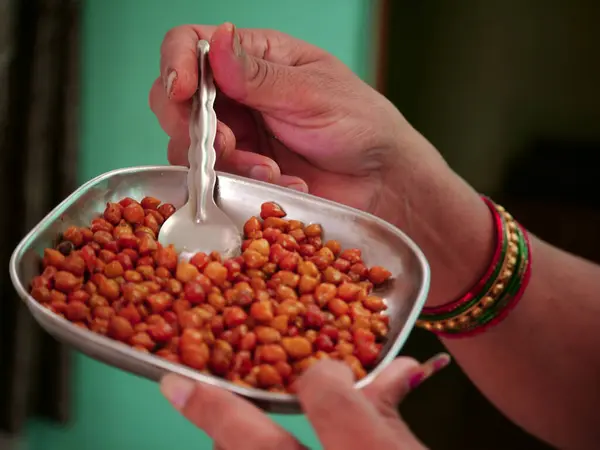 Presentación Comida Garbanzos Mano Femenina Aislada Con Cuchara Para Uso — Foto de Stock