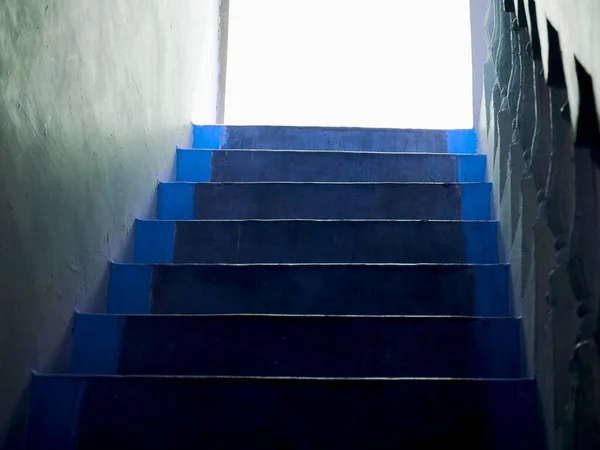 Até Escadas Azuis Subindo Direção Luz Sol Conceito Caminho Sucesso — Fotografia de Stock