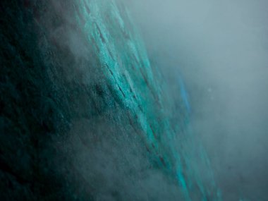 Sabah saatlerinde duvardaki sisli dokuyu ateşle