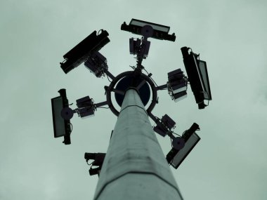 Merkez çerçeve üzerinde sunulan altı ışık ayarlı altıgen şekil gökyüzü sahnesinde izole