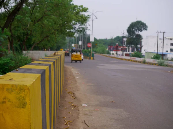 自然環境のイメージとインドの交通道路ゼブラブロック — ストック写真