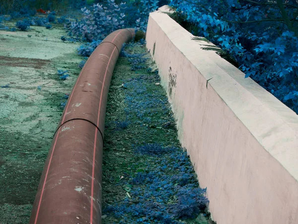 Waterleiding Close Met Zijwand Rondom Natuurlijke Omgeving — Stockfoto