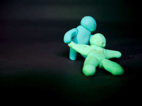 Dos Juguetes Blandos Arcilla Luchando Sobre Fondo Negro — Foto de Stock