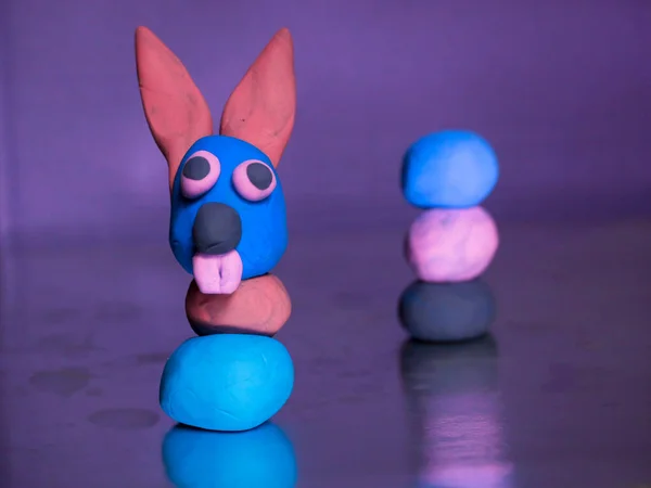 粘土で作られたウサギは青い色の歯を提示 — ストック写真
