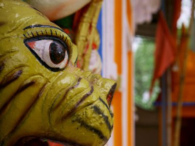 Ticari sanat sunumu için tek göz kapanışı aslan heykeli.