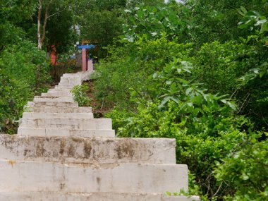 Hindu tapınağının merdivenleri doğal dağdaki kompozisyona iniyor..