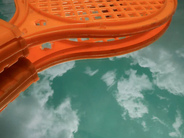 Badminton Racket Presenteras Himlen Glas Reflektion Text Utrymme Bild — Stockfoto