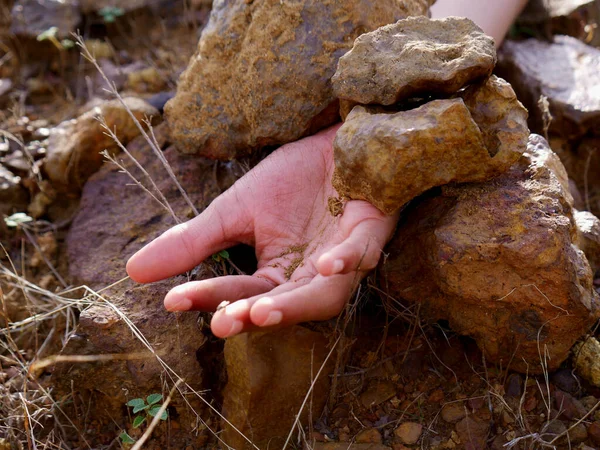 Boy Mão Apresentado Para Baixo Pedras Pedra Conceito Deslizamento Terra — Fotografia de Stock