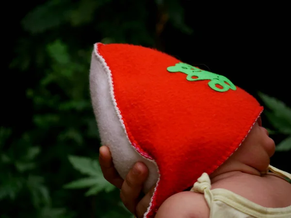 Bebê Bonito Usando Tampa Cor Vermelha Segurando Por Mãe Mão — Fotografia de Stock