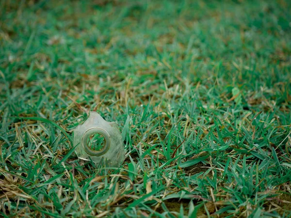 Frasco Vidrio Roto Campo Verde Horizontal Concepto Contaminación Naturaleza — Foto de Stock