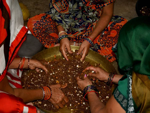 Tres Mujeres Tradicionales Haciendo Jaggery Fruta Seca Dulce Para Festival — Foto de Stock