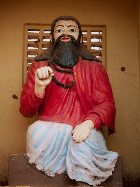 Hindu heykel heykeli tapınakta sunuluyor..