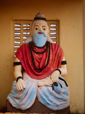Hindu rahip heykeli tapınakta sunuluyor..