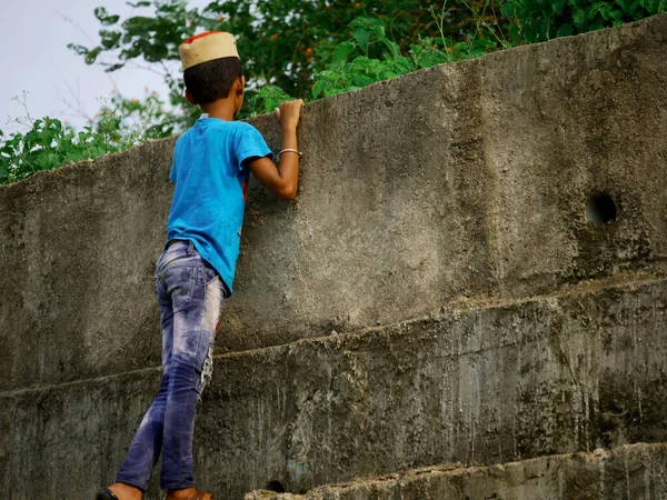 Asian Muslim Kid Looking Grass Filed Climbing Semi Constructed Wall — Stock Photo, Image