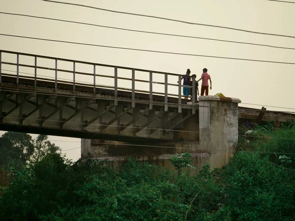 Geniş açılı fotoğraftan demiryolu köprüsünde merak eden çocuklar..