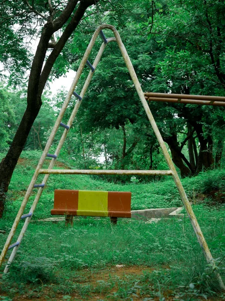 Una Caja Escalera Alfabeto Color Amarillo Presentado Césped Verde Jardín —  Fotos de Stock