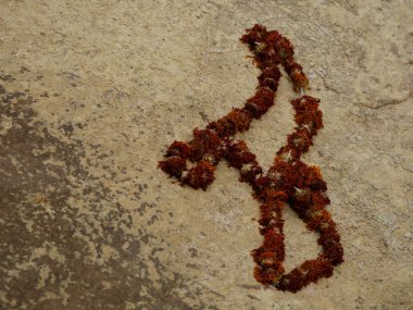 Taş kaya dokusunda uzanan kadife çiçeği çelengi, dinsel çiçek arka planı..