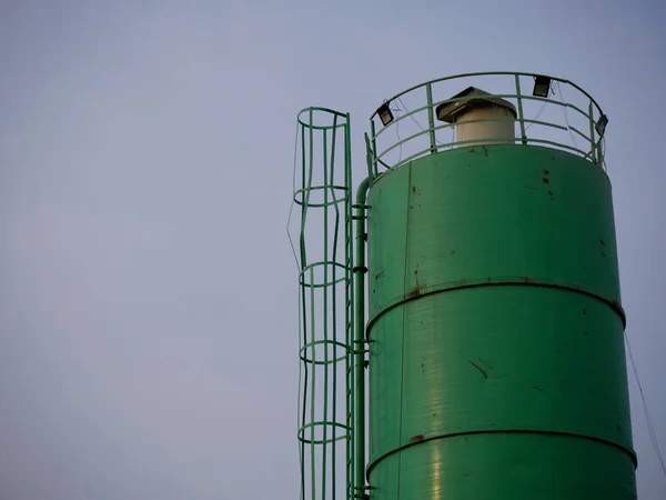 Betonmixer Container Machine Presenteren Rond Lucht Industriële Achtergrond — Stockfoto