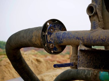 Gökyüzü endüstriyel zemin etrafında beton karıştırıcı boru tedarik.