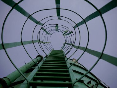 Gökyüzü endüstriyel arka planında tankların kusursuz desenleri var..