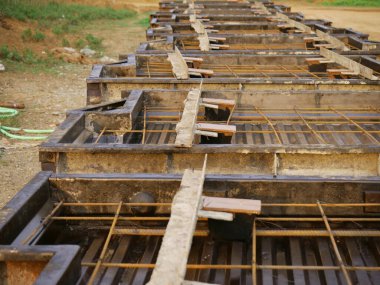 Orman endüstriyel arkaplan etrafında beton madde demir yapısı.