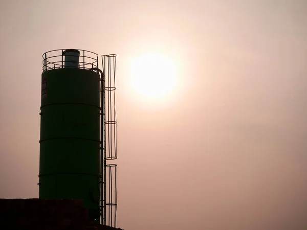 混凝土搅拌机呈现在天空日落的工业背景下 — 图库照片