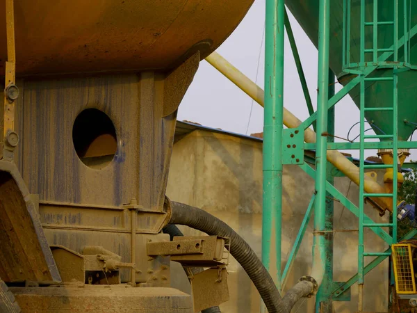 Bétonnière Avec Raccord Tuyau Présentant Autour Ciel Fond Industriel — Photo