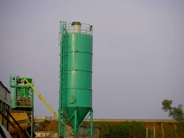 Betonmischerzylinder Für Bauarbeiten Vor Himmelblauer Industriekulisse — Stockfoto