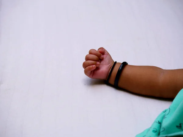 Bebê Menina Mão Vestindo Pulseiras Pretas Mão Imagem Crianças Cuidado — Fotografia de Stock