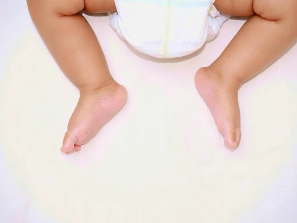 Pernas Bebê Recém Nascidas Com Imagem Fralda Para Conceito Estilo — Fotografia de Stock