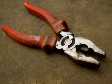 Endüstriyel arkaplan için taş yüzeyde sunulan özel pense donanım aracı.