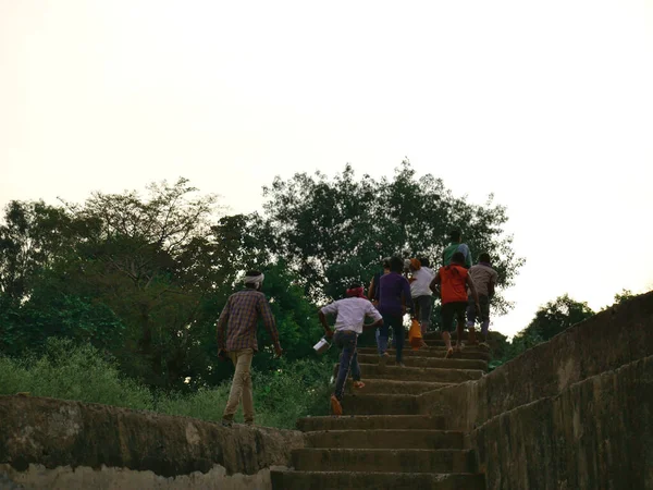 Grupo Personas Del Pueblo Que Suben Escaleras Hacia Cielo Natural — Foto de Stock