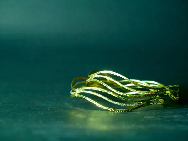 Gouden Armbanden Presenteren Geïsoleerd Grijze Achtergrond Human Lifestyle Product Concept — Stockfoto