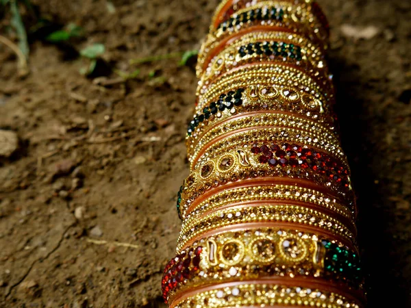 Hermoso Brazalete Que Presenta Aislado Campo Del Suelo Imagen Concepto — Foto de Stock