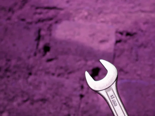 Гвинтовий Інструмент Відображається Фіолетовому Розмитому Фоні Промислової Презентації — стокове фото