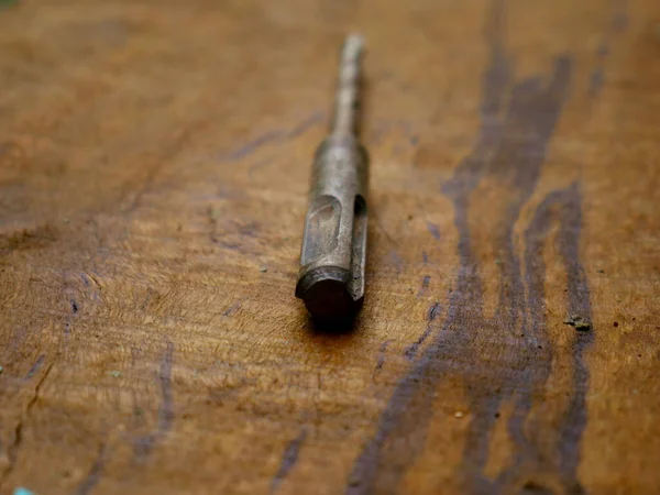 木材表面用于工业背景的钻钉工具硬件 — 图库照片