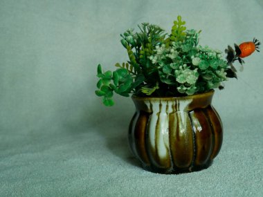 Çin toprak saksısı beyaz kumaşta, doğa yaşam tarzı konsept imajında saklanır.